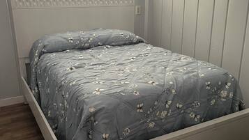 3 habitaciones, tabla de planchar con plancha, wifi y ropa de cama