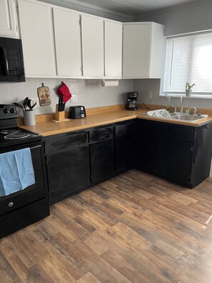 Microwave, oven, stovetop - Comfy Abode, pet friendly 3 bedroom apartment in Mountain Home with WiFi and AC. (Mountain Home)