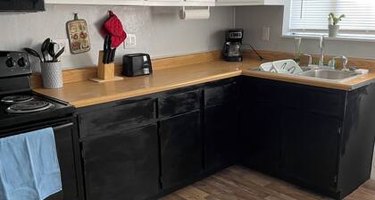 Comfy Abode, pet friendly 3 bedroom apartment in Mountain Home with WiFi and AC.