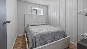 A bedroom with a bed, a window, and a wooden floor. - 10mins to Air force base|Smart TV|Self Check-In (Mountain Home)