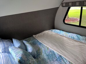 2 bedrooms, WiFi, bed sheets - Luxury Retreat RV with AC&Heat (Marston)