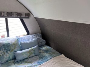 2 bedrooms, WiFi, bed sheets - Luxury Retreat RV with AC&Heat (Marston)