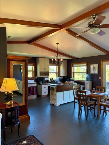 Peaceful Countryside Stay with Scenic Views- 5 minutes to Jacksonville