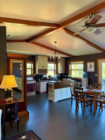 Peaceful Countryside Stay with Scenic Views- 5 minutes to Jacksonville