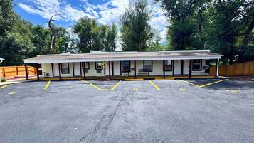 Un motel doté d’un parking couvert et de nombreuses chambres.