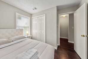 4 bedrooms, iron/ironing board, WiFi, bed sheets