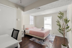 4 habitaciones, tabla de planchar con plancha, wifi y ropa de cama 