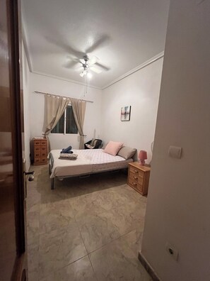 3 chambres, fer et planche à repasser, Wi-Fi, draps fournis