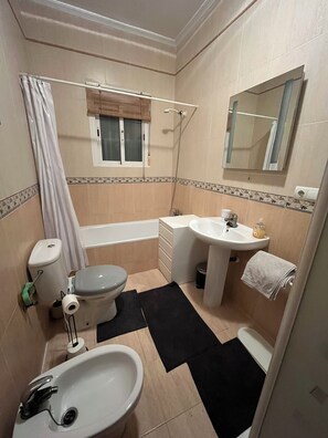 Douche, sèche-cheveux, bidet, serviettes fournies