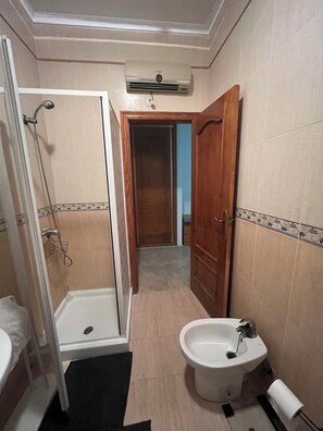Douche, sèche-cheveux, bidet, serviettes fournies