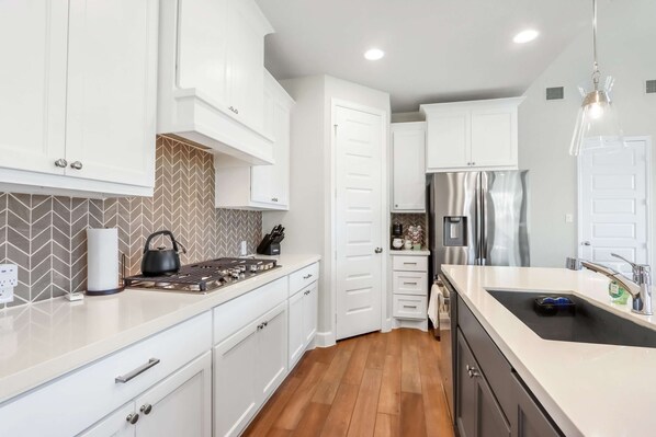 House, Multiple Beds, Patio, Garden View (Dakota Cottage) | Private kitchen | Fridge, microwave, oven, stovetop