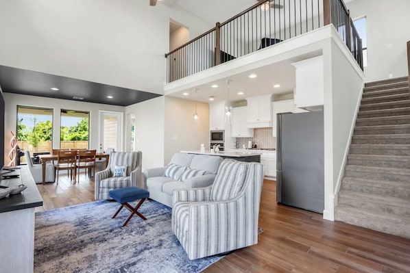 House, Multiple Beds, Patio, Garden View (Dakota Cottage) | Living area | 42-inch flat-screen TV with digital channels