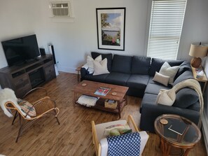 Smart TV, fireplace - Family Cottage Near Sandbanks | A/C in Every Room | Pools & Lake Access (Prince Edward)