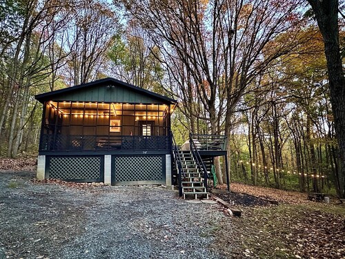 Sunset Hill. Rustic retreat just minutes from the town of New Market