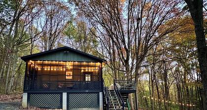 Sunset Hill. Rustic retreat just minutes from the town of New Market