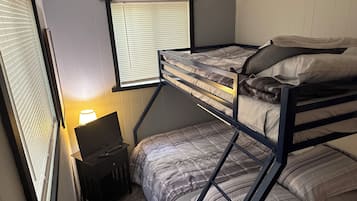 2 bedrooms, desk, free WiFi, bed sheets