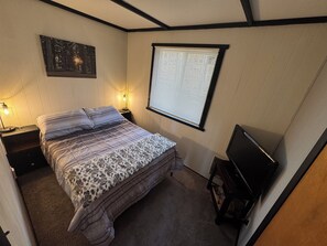 2 soverom, skrivebord, wi-fi (inkludert) og sengetøy