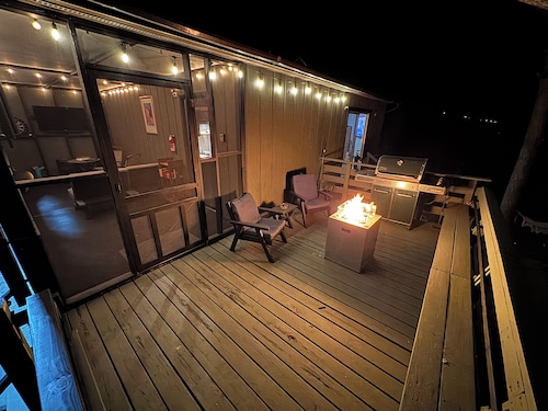 Sunset Hill. Rustic retreat just minutes from the town of New Market