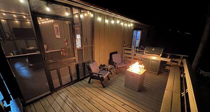 Sunset Hill. Rustic retreat just minutes from the town of New Market