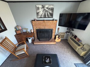 Smart-TV, peis og bøker