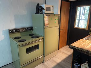 Kylskåp, mikrovågsugn, ugn och spishäll