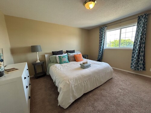 Walking distance to the beach . A perfect Family getaway in Sylvan Lake.