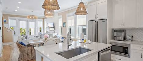 Frigorífico, microondas, horno y placa de cocina