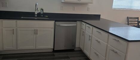 Microones, placa de cuina i rentaplats