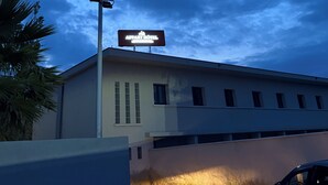 Un edifici amb un rètol que diu "AFFAIR HOTEL".