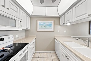 Wasserkocher mit Kaffee-/Teezubehör, Kühlschrank, Mikrowelle, Ofen