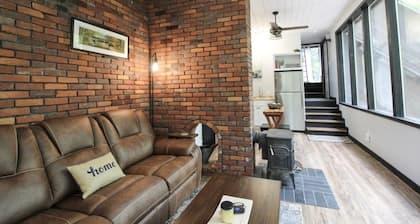 Cedar&Stone: Cozy cabin in the Western Maine Mountains. Skiing, hiking, biking
