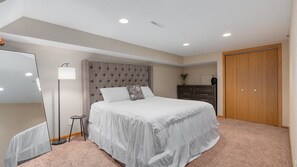 6 Schlafzimmer, Schreibtisch, Bügeleisen/Bügelbrett, Reisekinderbett