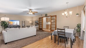 Smart-TV, Kamin, DVD-Player, Tischfußball