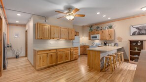 Refrigerador, microondas, horno, placa de cocina