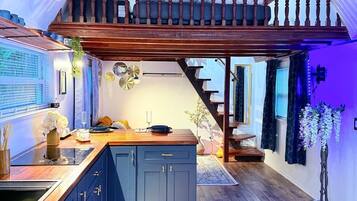 KĂŒhlschrank, Ofen, Herdplatte, Wasserkocher mit Kaffee-/Teezubehör