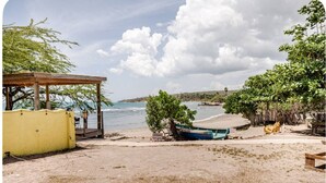 On the beach, black sand - Brytan villa (Treasure Beach)