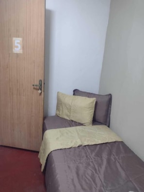 Basic Twin Room | Free WiFi, bed sheets