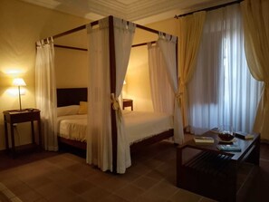 Studio Suite Superior, 1 Tempat Tidur Queen, pemandangan kota | Isi minibar gratis dan didekorasi berbeda-beda