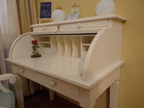 Kamar Double Galeri | Isi minibar gratis dan didekorasi berbeda-beda