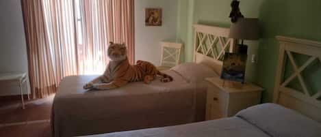 Chambre Design, 2 lits une place, climatisation, vue ville