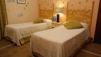 Mini-bar avec articles gratuits, décoration personnalisée