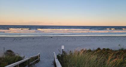 Pet-friendly 2-Bedroom House in Ogunquit Steps from Foot Bridge Beach