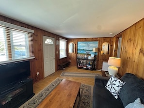 TV - Pet-friendly 2-Bedroom House in Ogunquit Steps from Foot Bridge Beach (Ogunquit)