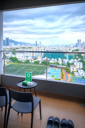 Perhehuoneisto, 2 makuuhuonetta, pääsy uima-altaalle, merinäköala | Parveke