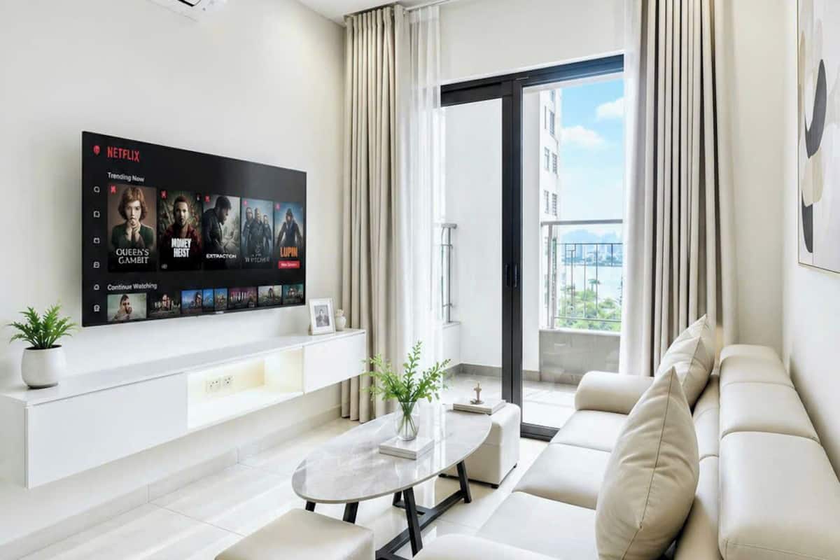 Departamento urbano, 2 habitaciones, acceso a la alberca, vista al río | Área de sala de estar | Smart TV de 43 pulgadas con canales por cable