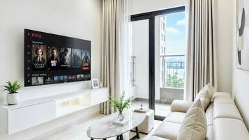 Leilighet – city, 2 soverom, adgang til basseng, elveutsikt | Oppholdsområde | En 43-tommers smart-TV med kabel-kanaler