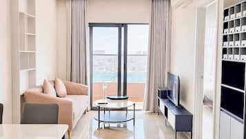 Departamento urbano, 2 habitaciones, balcón, vista al océano | Sábanas de algodón egipcio, ropa de cama de alta calidad y edredón