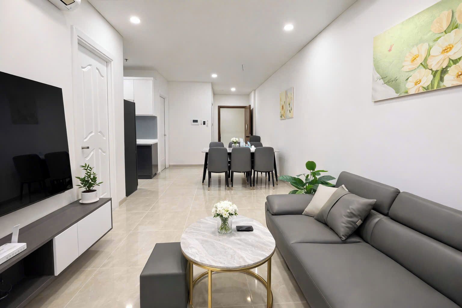 Apartamento City, 2 habitaciones, balcón, vistas al río | Zona de estar | Smart TV de 43 pulgadas con canales por cable