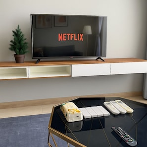 City Apartment, 2 Bedrooms, Pool Access, River View | Living area | 43-inch Smart TV with cable channels