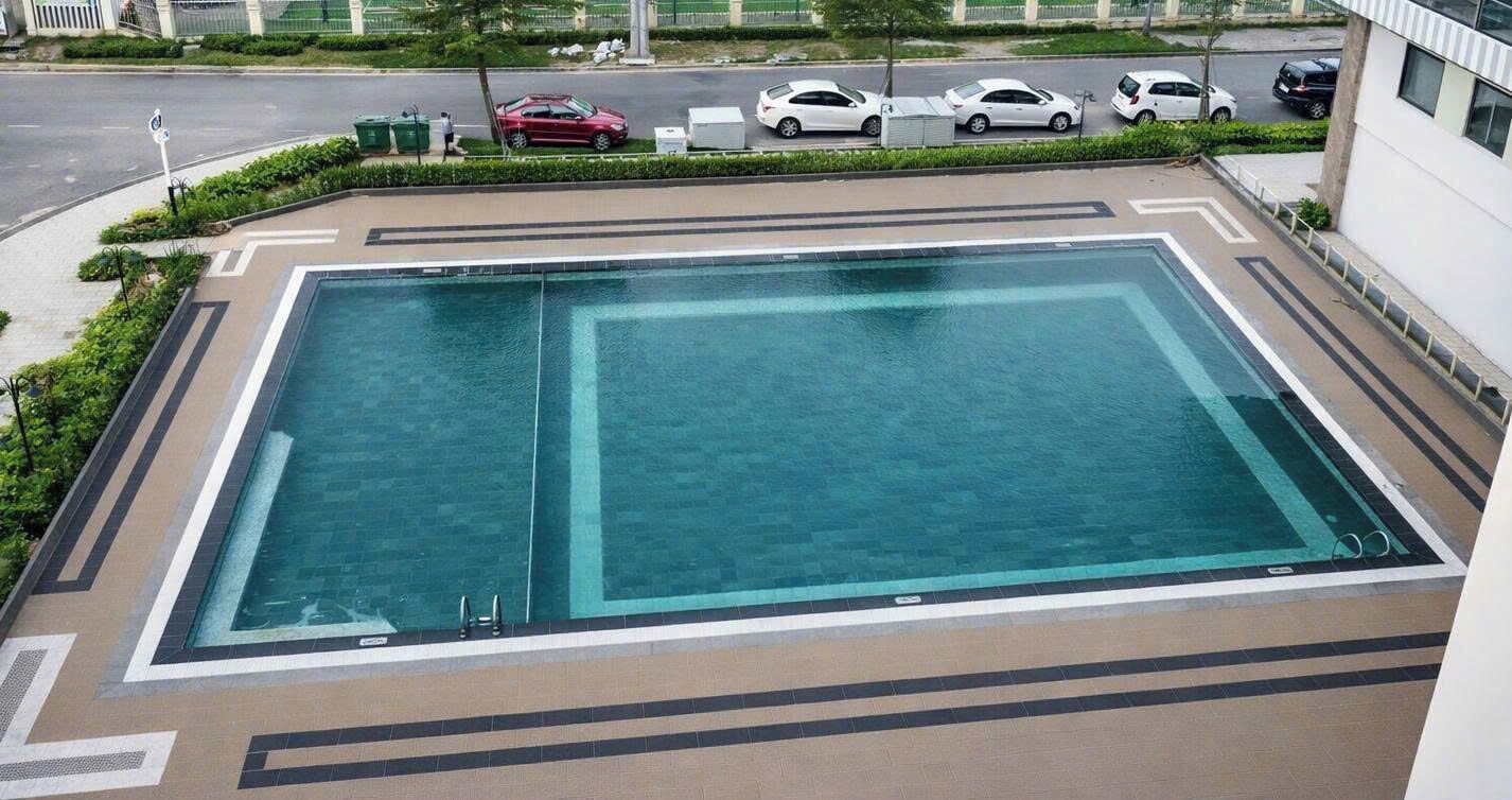 季节性开放的室外游泳池